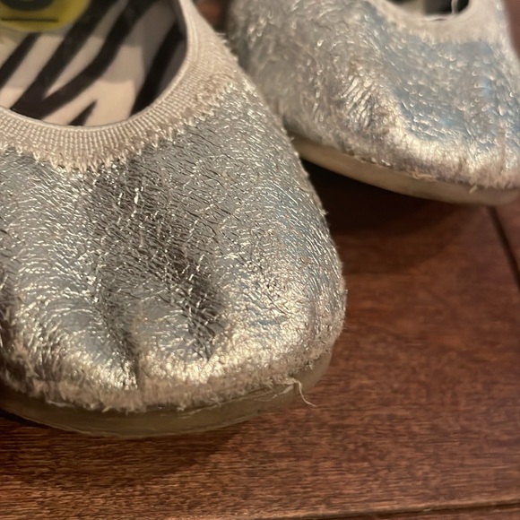 Michael Kors Silver shoes with Rosettes - Picture 8 of 8